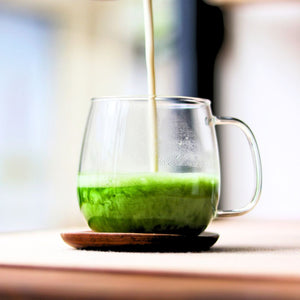 Matcha bio pour Latte – Poudre thé vert japonais – Matcha Bio pour Matcha Latte – Kodama Paris - Versement de lait dans tasse