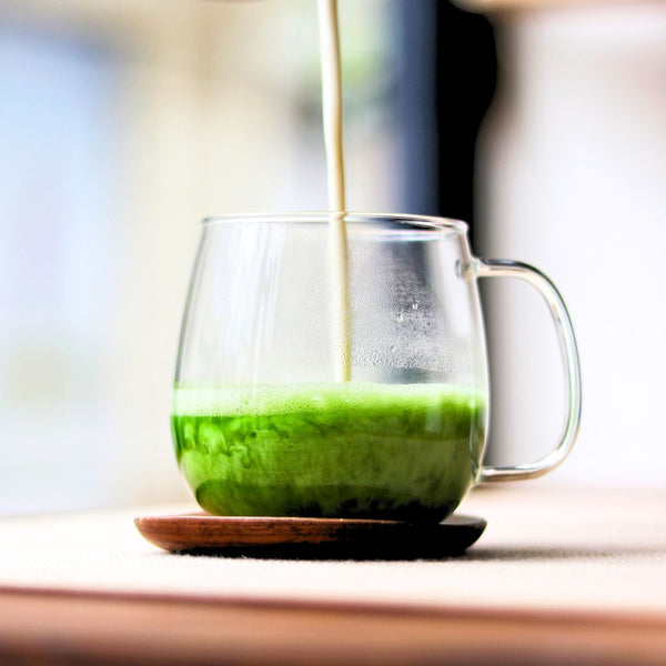 Matcha bio pour Latte – Poudre thé vert japonais – Matcha Bio pour Matcha Latte – Kodama Paris - Versement de lait dans tasse