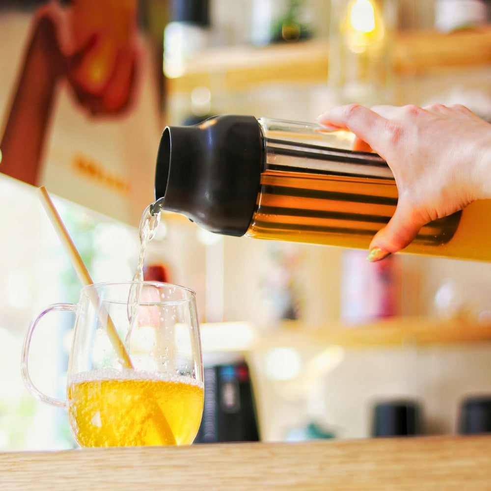 Carafe Cold Brew infusion à froid KINTO – Accessoire à thé – Kodama Paris -Versement elixir