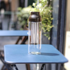 Carafe Cold Brew infusion à froid KINTO – Accessoire à thé – Kodama Paris - carafe sur table 