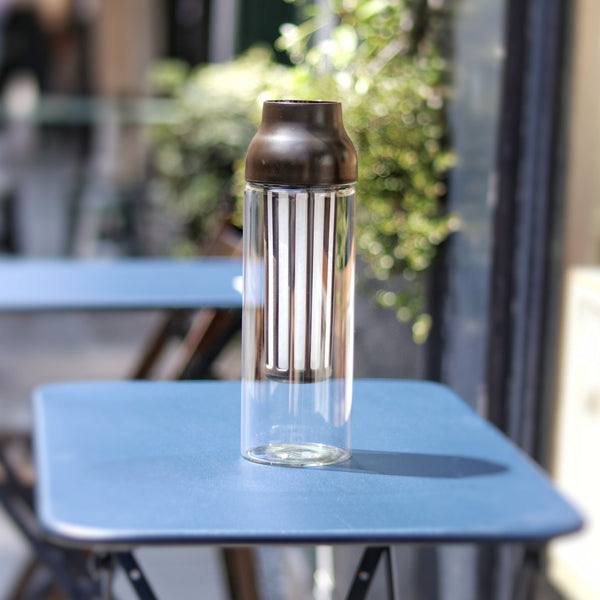 Carafe Cold Brew infusion à froid KINTO – Accessoire à thé – Kodama Paris - carafe sur table 