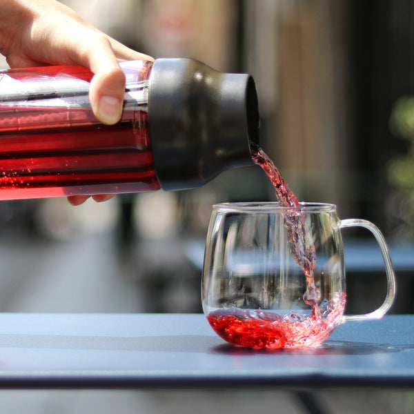 Carafe Cold Brew infusion à froid KINTO – Accessoire à thé – Kodama Paris -Versement elixir