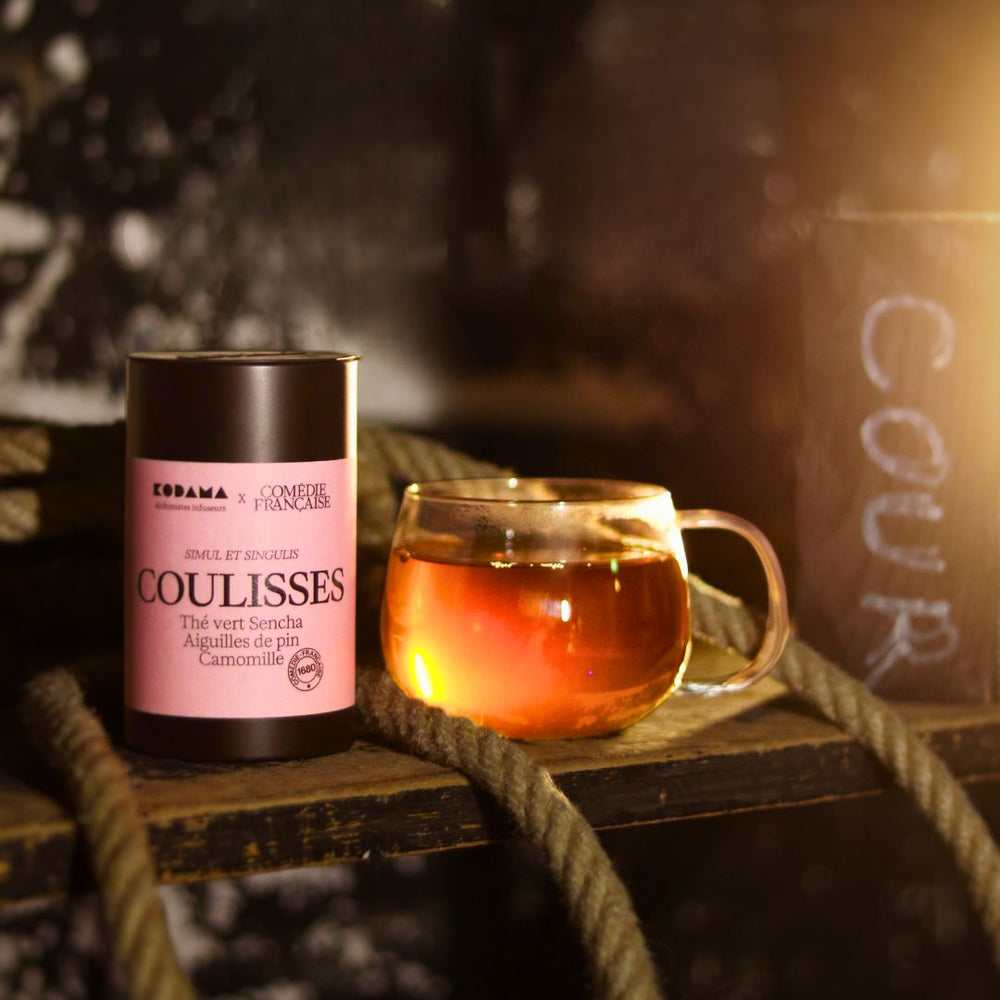 coulisses bio comédie francaise kodama thé vert sencha, aiguilles de pin camomille ambiance tasse