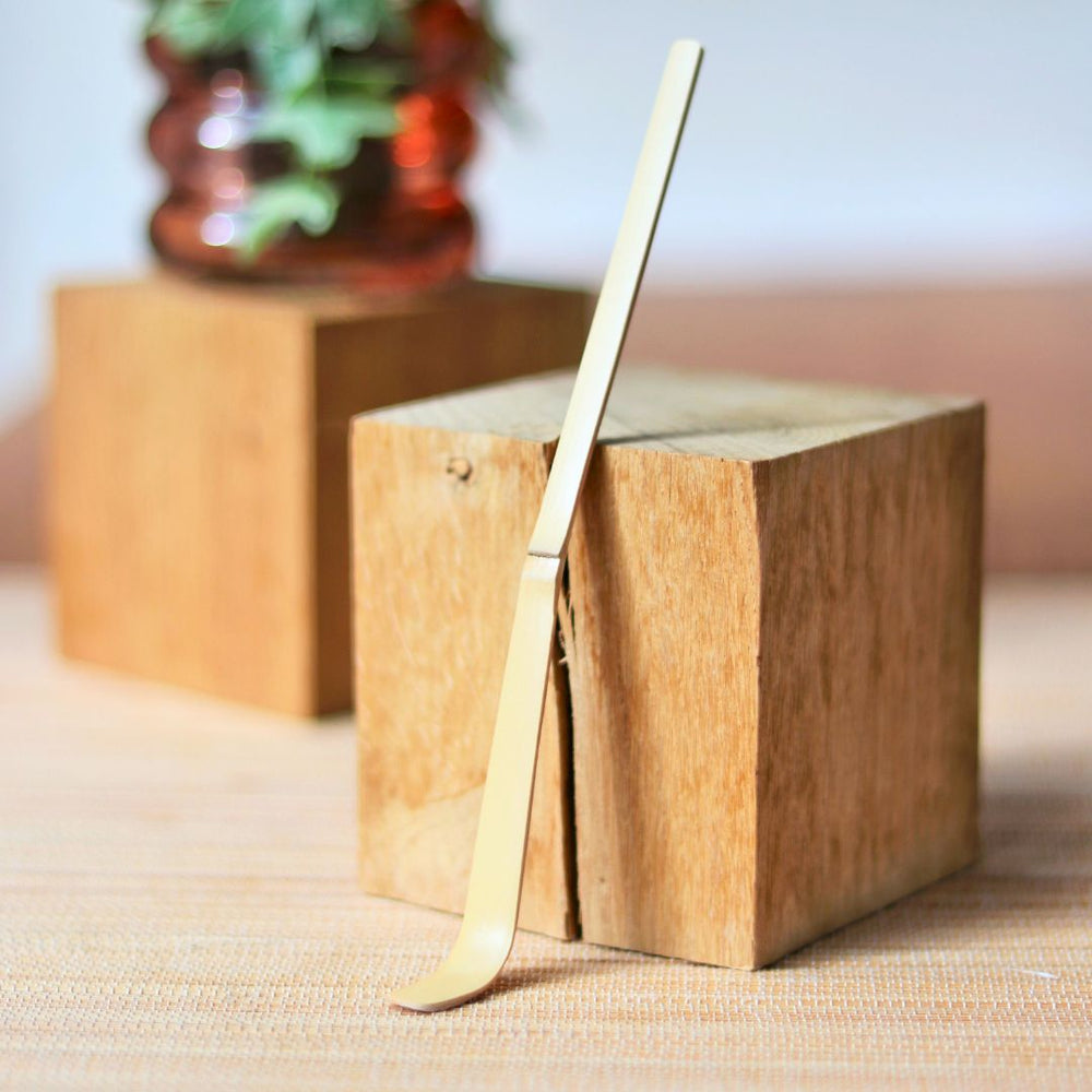 Cuillère à Matcha – Accessoire à thé – Chashaku pour les nippons – Kodama Paris - Cuilliere sur socle en bois