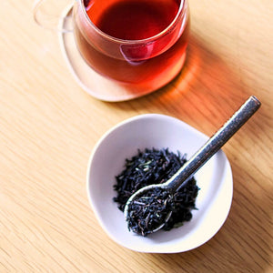 Darjeeling Bio – Thé noir d'Inde – Kodama Paris - cuilliere avec vrac et tasse