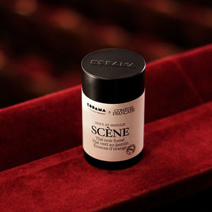 scène bio comédie francaise kodama thé noir fumé, thé vert au jasmin écorces d'orange boîte fauteuil