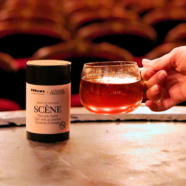 scène bio comédie francaise kodama thé noir fumé, thé vert au jasmin écorces d'orange sur le devatn de la scène et tasse