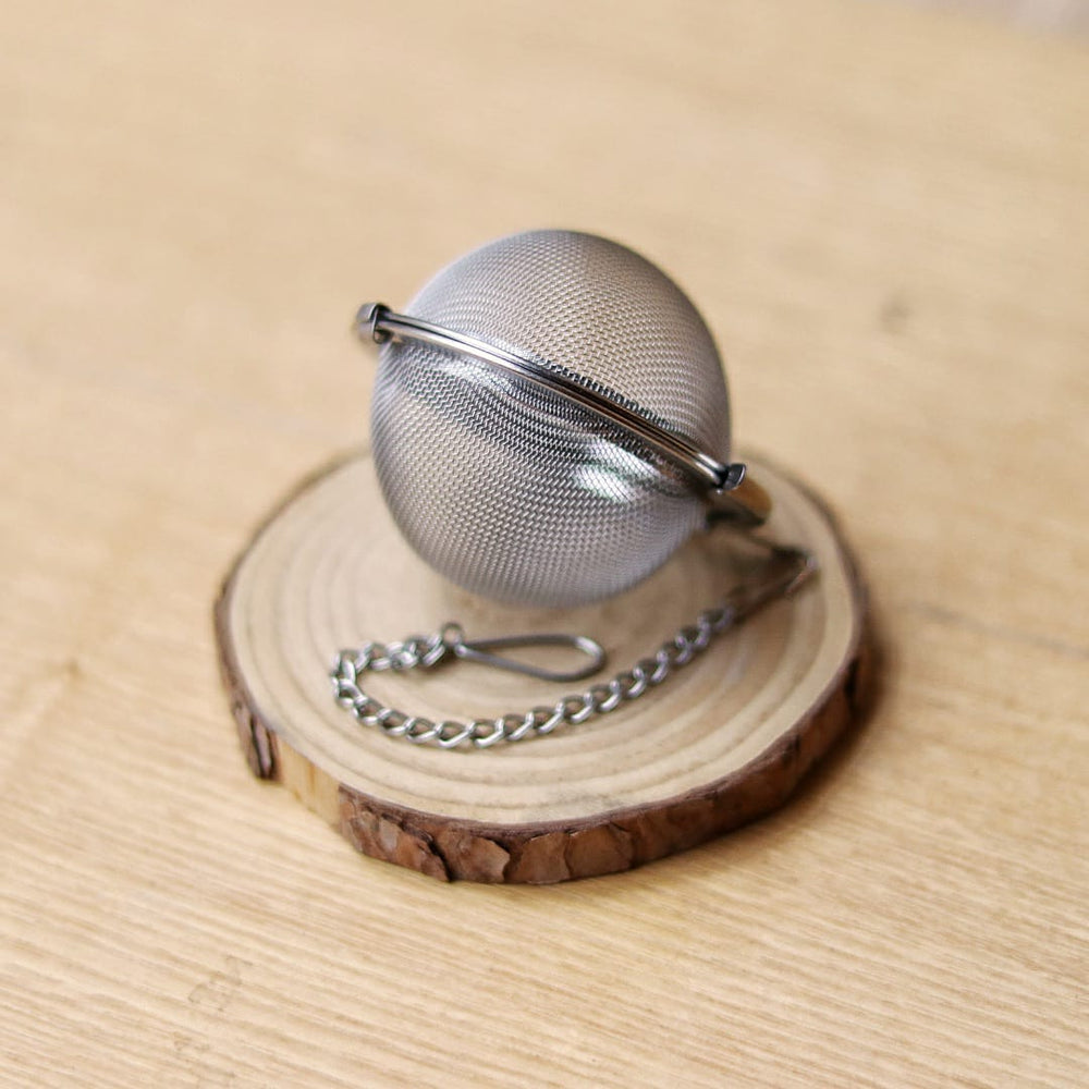 Filtre à thé universel inox – Accessoire à thé – Kodama Paris - Filtre à thé sur socle en bois