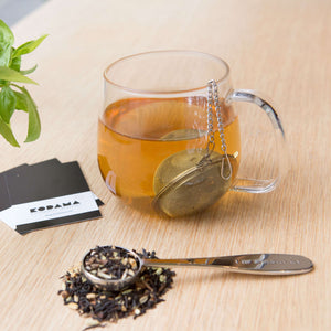 Filtre à thé universel inox – Accessoire à thé – Kodama Paris - Tasse avec thé