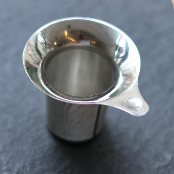 Filtre à thé universel inox – Accessoire à thé – Kodama Paris Vue de haut 3/4