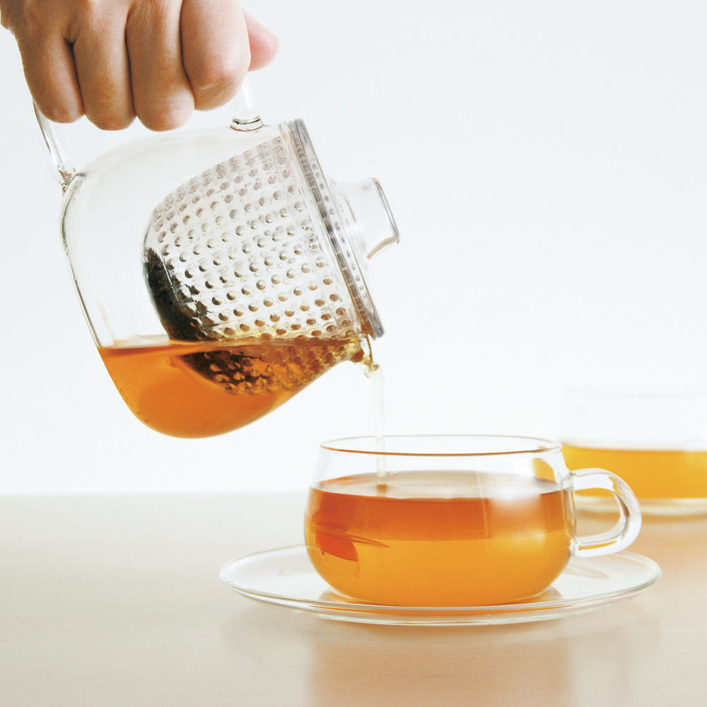 Théière M verre/plastique 500ml KINTO – Accessoire à thé – Kodama Paris - Versement thé dans tasse