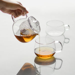 Théière M verre/plastique 500ml KINTO – Accessoire à thé – Kodama Paris - Versement thé dans tasse